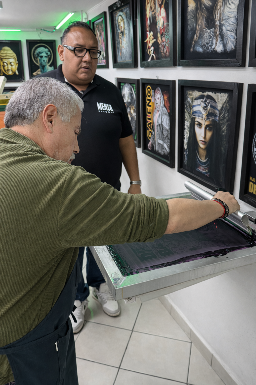 Alumno imprimiendo en taller de serigrafía